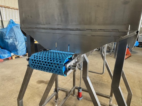 Conveyor with feeder hopper Pic 10